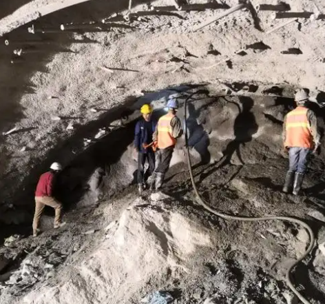 化隆拱顶带模注浆料的施工流程及注意事项